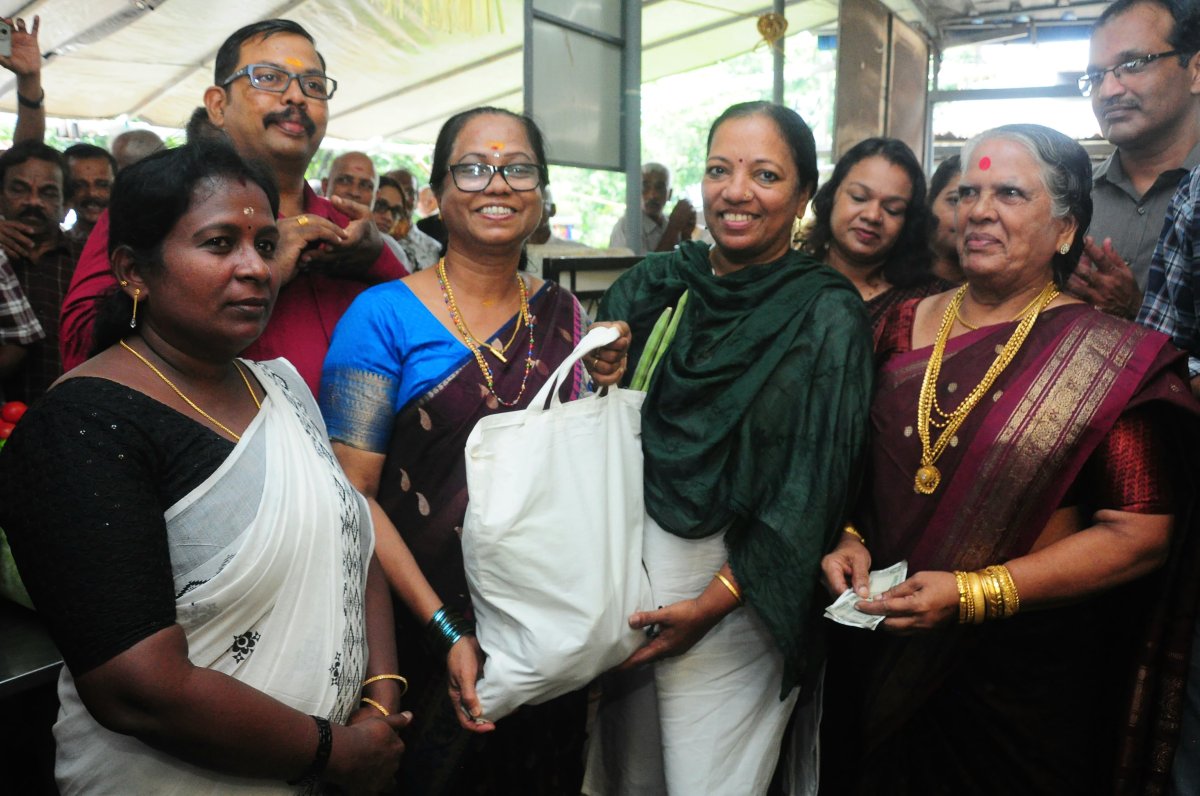 ജില്ലാതല കർഷക ചന്ത മങ്കരയിലെ കൃഷി ഓഫീസിൽ മന്ത്രി കെ എ തുളസി ഉദ്ഘാടനം ചെയ്യുന്നു