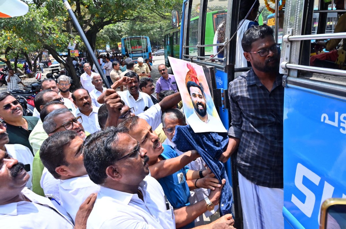 Congress protest against dyfi palakkad secretary